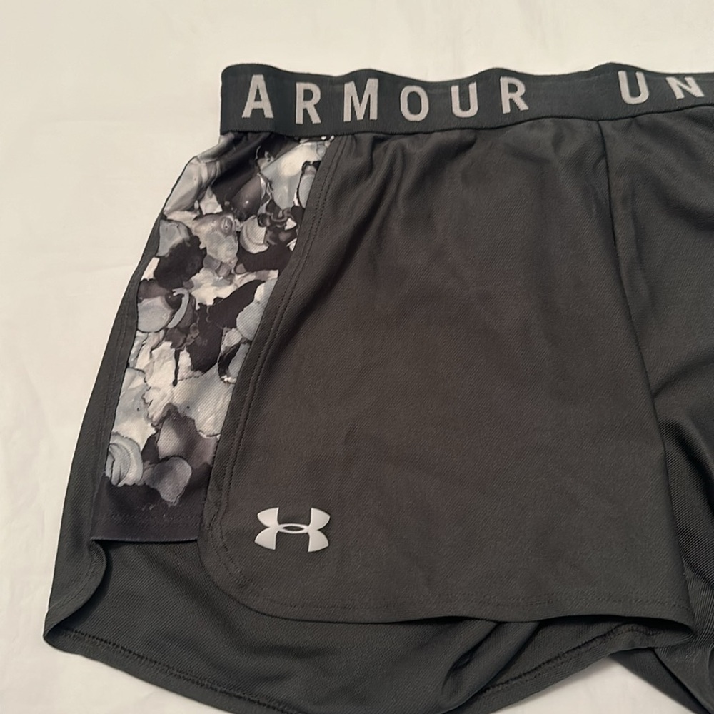 Under Armour Women’s Athletic Shorts Size Medium - Picture 3 of 4